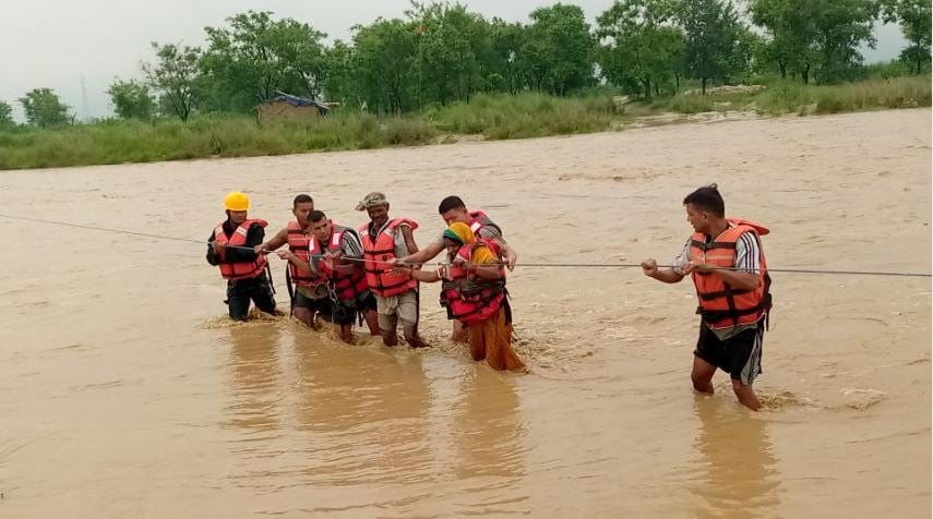 रातभर कमला नदीको टापुमा फसेका तीन जनाको उद्धार